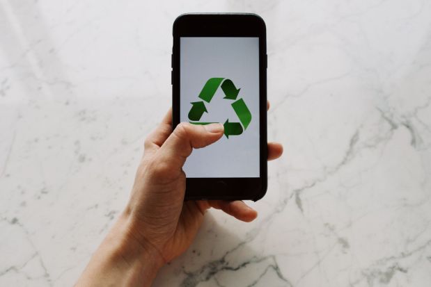 Smartphone showing a green recycling symbol